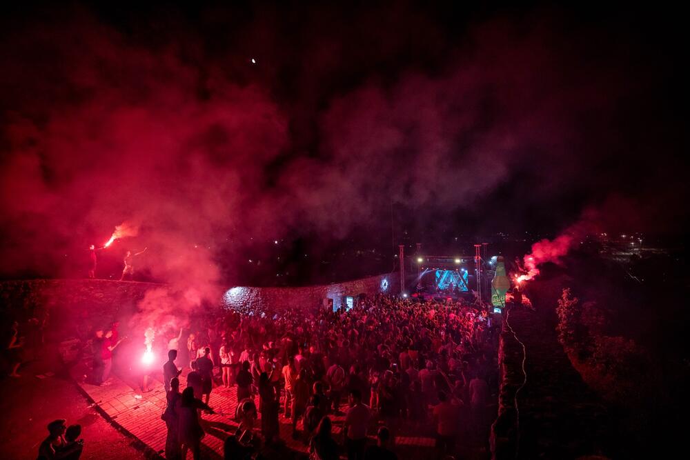 <p>Ovogodišnje izdanje Bedem festa, koji je vratio stari sjaj, ali i probudio novu energiju, podsjetilo je da ga ne zovu bez razloga „festival s dušom“</p>