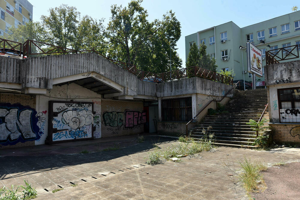 Neuređeno dvorište atomskog skloništa u centru Podgorice