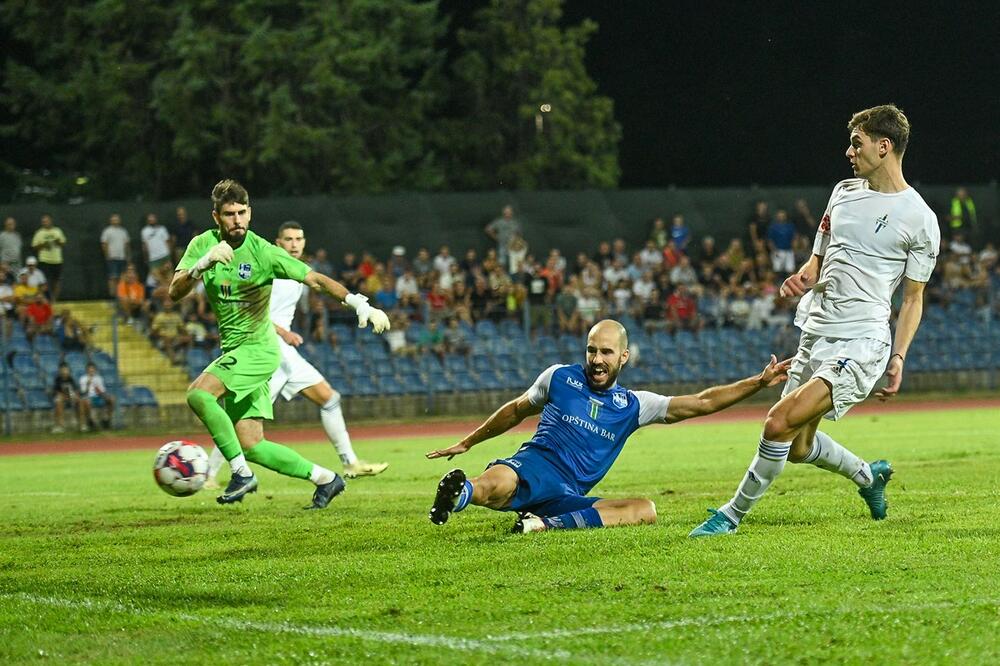 Vladimir Perišić (Budućnost) postiže gol za 0:2, Foto: FSCG