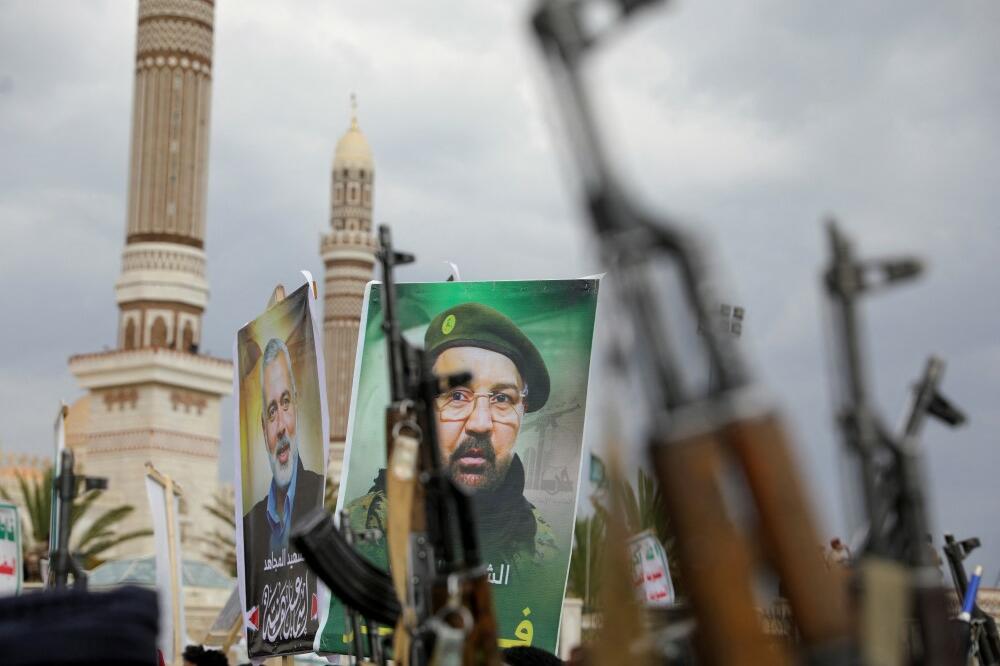 Posteri sa likovima ubijenog političkog vođe Hamasa Ismaila Hanijea (lijevo) i visokog komandanta Hezbolaga Fuada Šukra, Foto: REUTERS/Khaled Abdullah