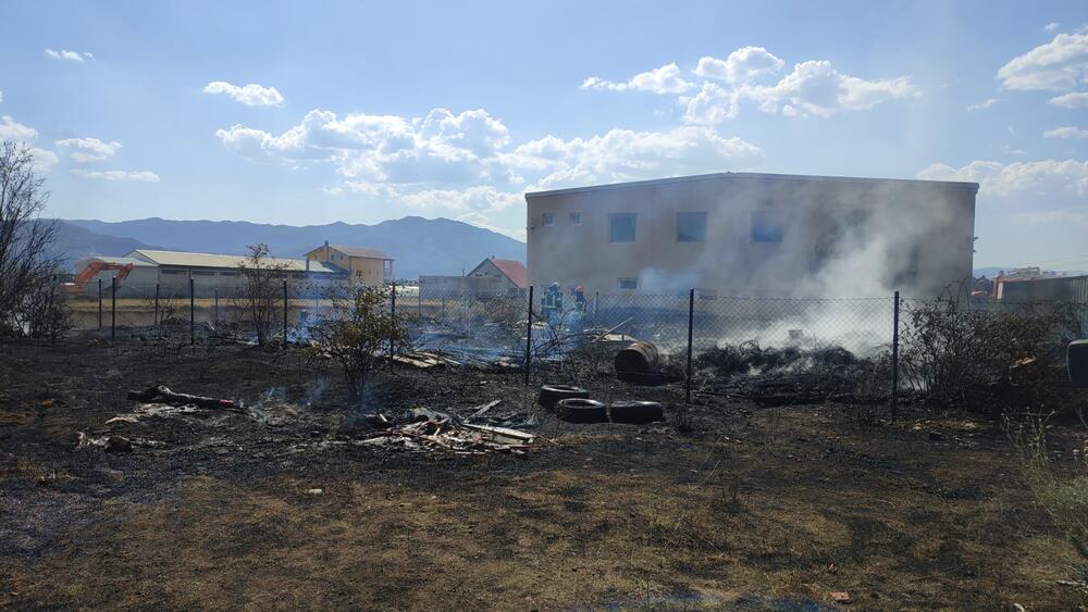 <p>Prema riječima komandira smjene Vatrogasno-spasilačke jedinice Nikšić Bojana Bijelovića, u 11:40 časova im je javljano da gori livada u Pac polju, u Ozrinićima</p>