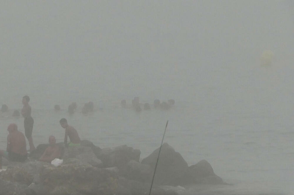 Migranti iz Maroka plivaju ka plaži u gustoj magli, Foto: Reuters