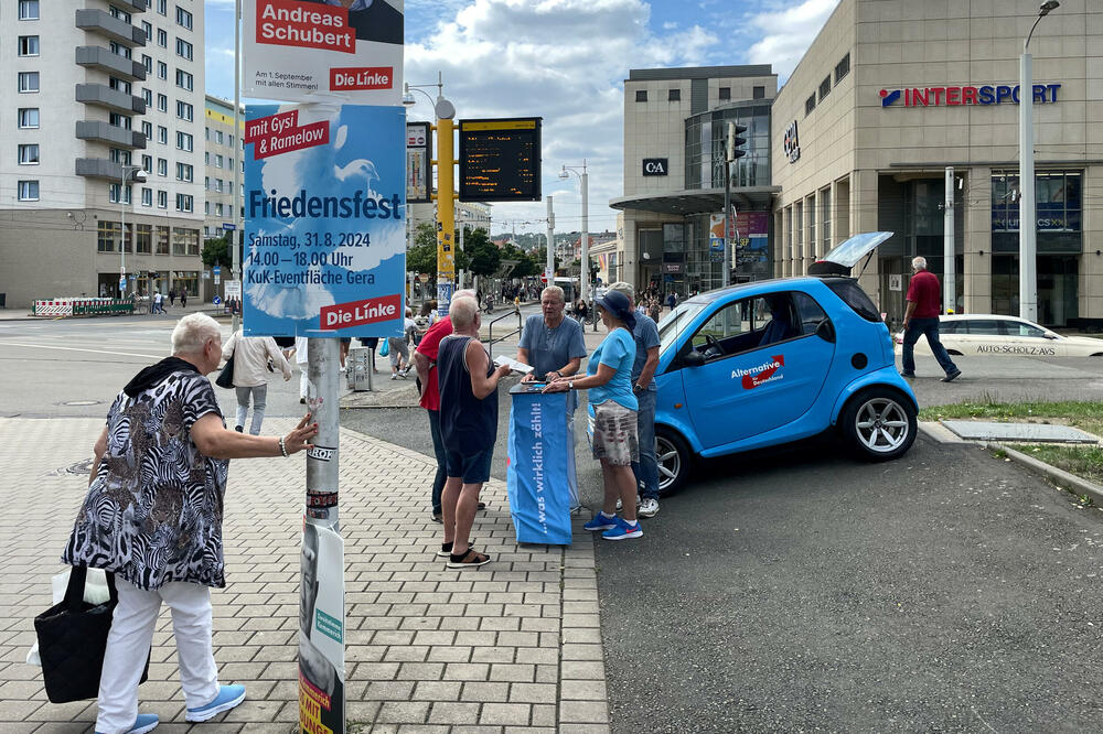 Kandidat AfD razgovara s pristalicama u Geri uoči lokalnih izbora, Foto: Rojters