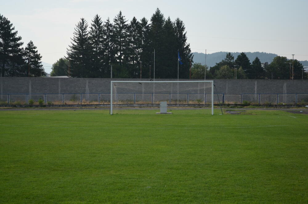 <p>“Vijesti” u posjeti Gradskom stadionu u Nikšiću, gdje će fudbalska reprezentacija Crne Gore 9. septembra dočekati Vels u važnom meču Lige nacija. Prvi put u istoriji “sokoli” će igrati kraj Bistrice, a fudbalska groznica već trese grad podno Trebjese</p>