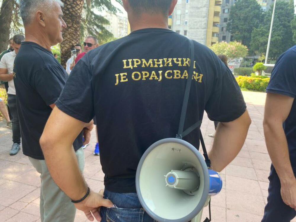 protest Crmničana ispred Opštine Bar