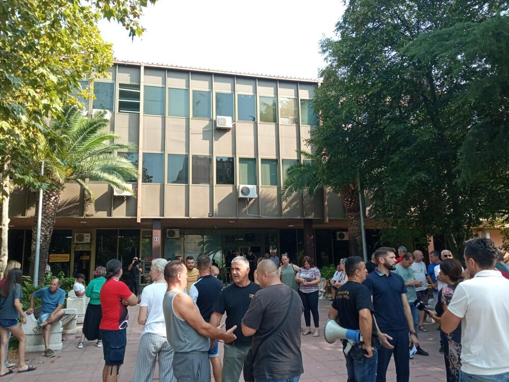 protest Crmničana ispred Opštine Bar