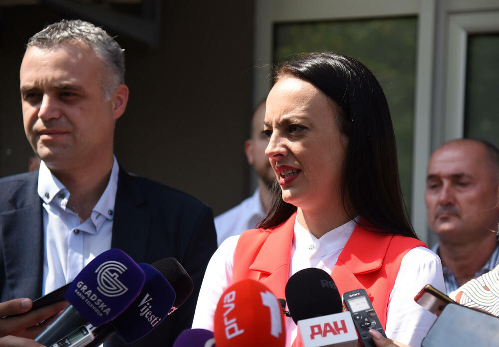 predaja liste Za bolju Podgoricu - Jakov Milatović, Anika Bajić