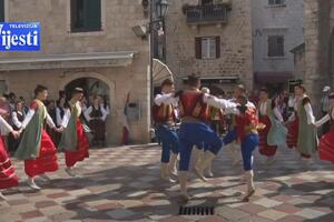 Mladi folkloraši u Kotoru pokazali da su koraci tradicije i dalje...