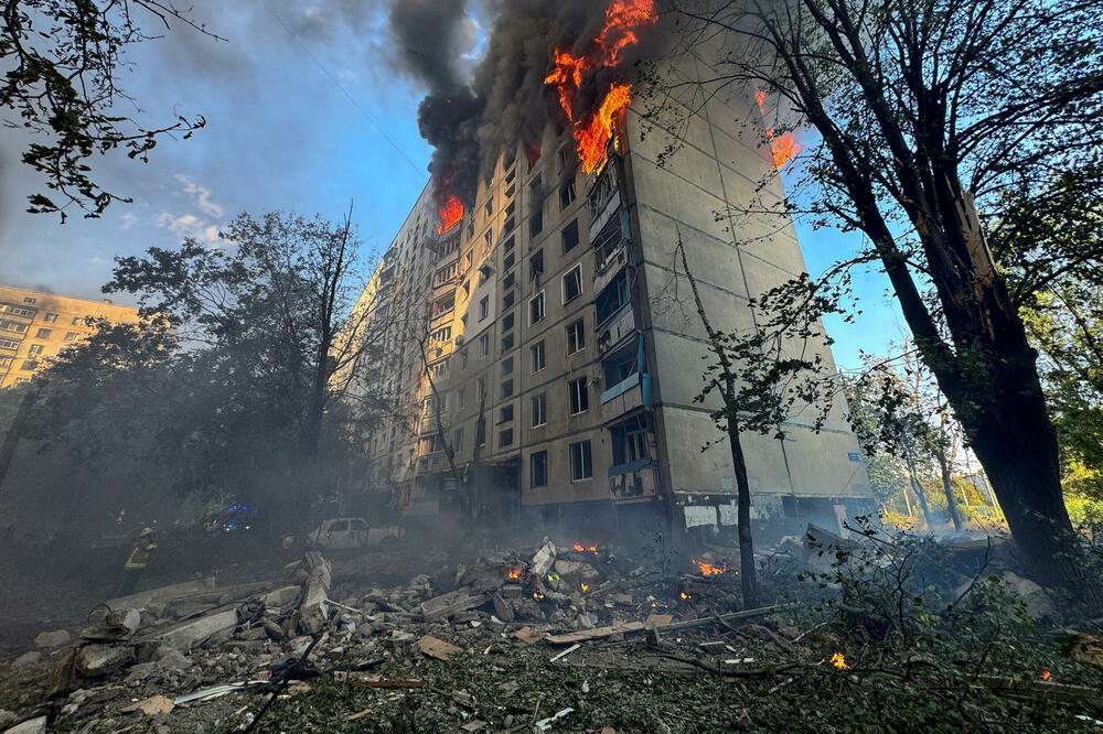 Zgrada u Harkovu gori nakon ruskog bombardovanja, Foto: REUTERS