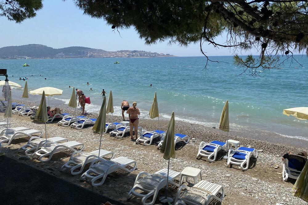 Ležaljke na plaži u Baru, Foto: Marija Pešić