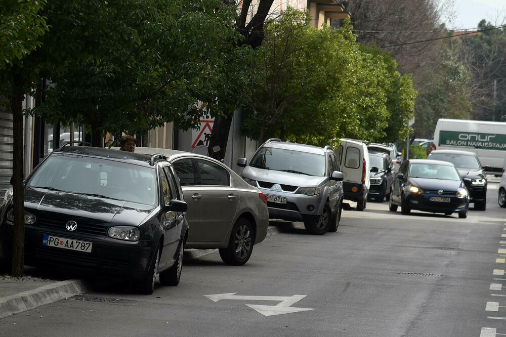 Parkiranje na trotoaru za pješake u centru Podgorice, Foto: BORIS PEJOVIC