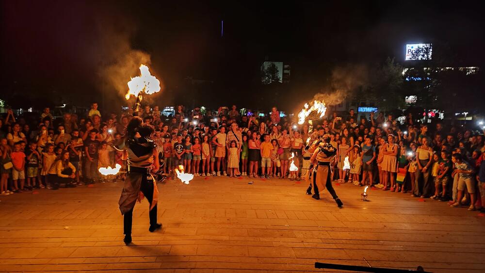 <p>U Nikšiću održano treće izdanje dvodnevnog festivala “Korzo”, uz cirkus animatore i muzičare</p>