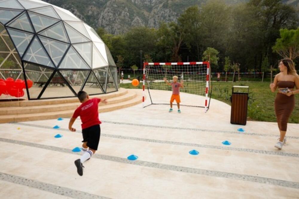 <p>U prelijepom ambijentu Velikog gradskog parka građanima Kotora predstavili su se brojni sportski klubovi sa područja kotorske opštine, plesni klubovi kao i edukativne organizacije, sa ciljem što boljeg i detaljnijeg informisanja</p>