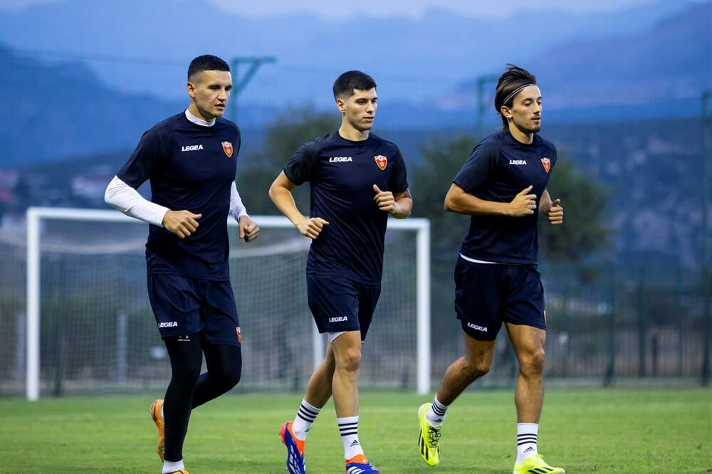 Trio iz 1. CFL na treningu "sokola": Miloš Brnović u društvu Milana Vukotića i Igor Nikića, Foto: FSCG