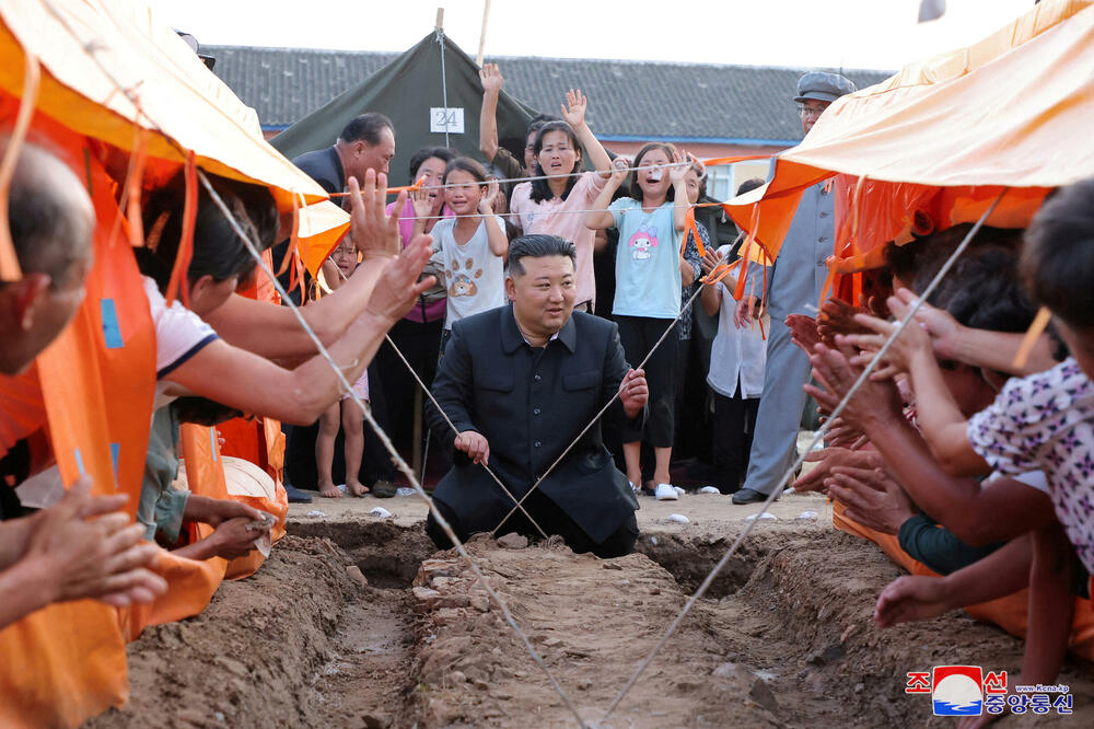 Kim Džong Un u posjeti poplavljenom području, Foto: REUTERS