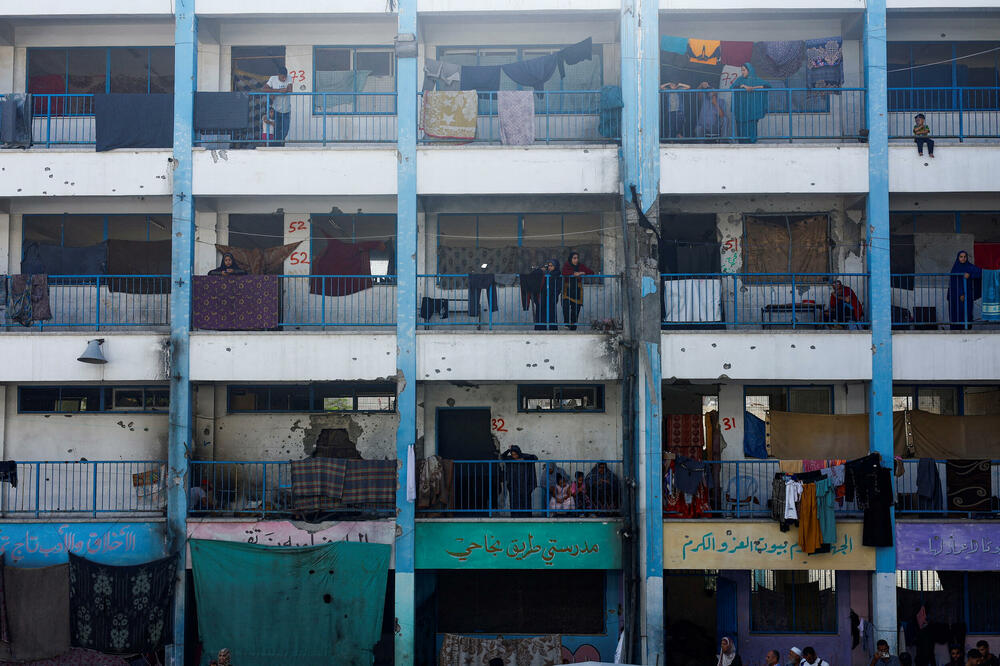 Raseljeni Palestinci koji su utočište pronašli u školi u Kan Junisu, Foto: REUTERS