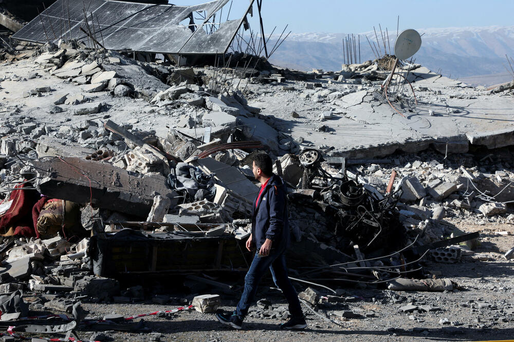 Čovjek šeta pored ruševina u dolini Beka, Foto: REUTERS