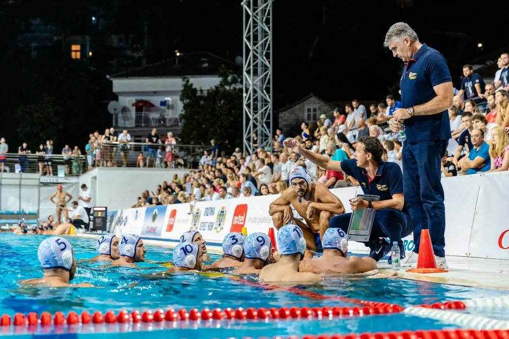 Pogled ka Ligi šampiona: Vladimir Gojković sa svojim igračima, Foto: Vuk Ilić