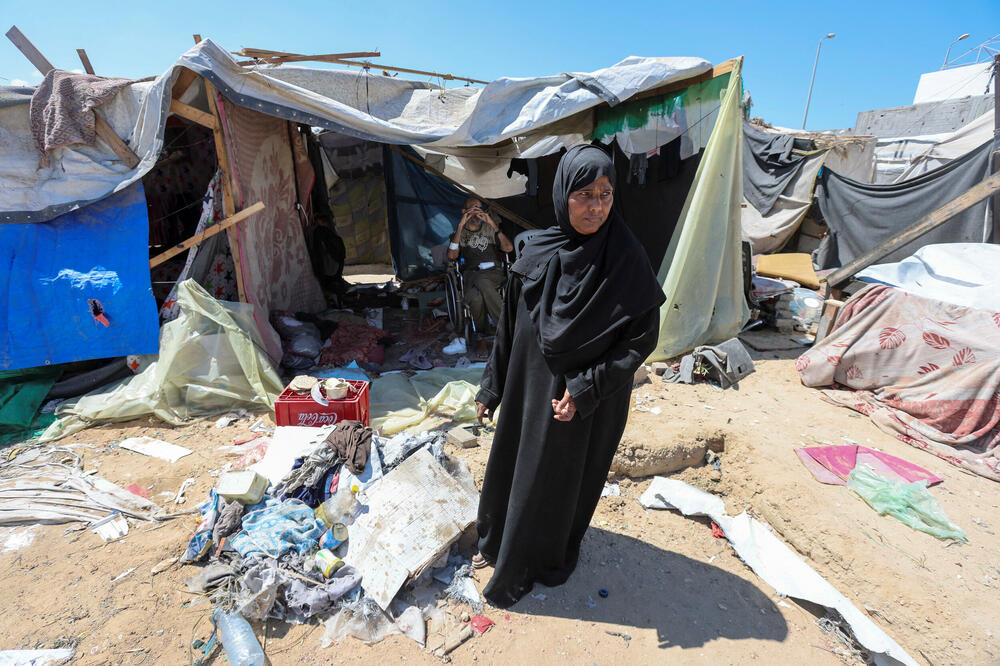 Palestinka ispred svog šatora u dvorištu bolnice u Deir Al Balahu, Foto: REUTERS