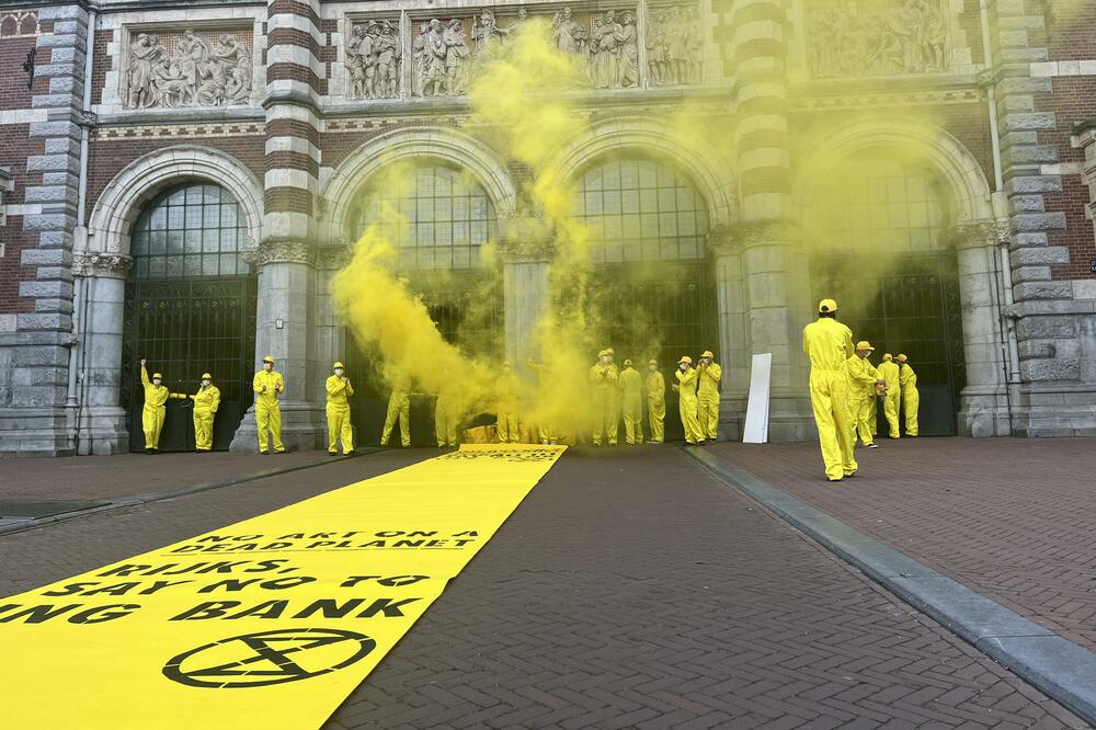 The museum in Amsterdam is closing "until further notice": Climate  activists tied themselves with chains, lit yellow torches...