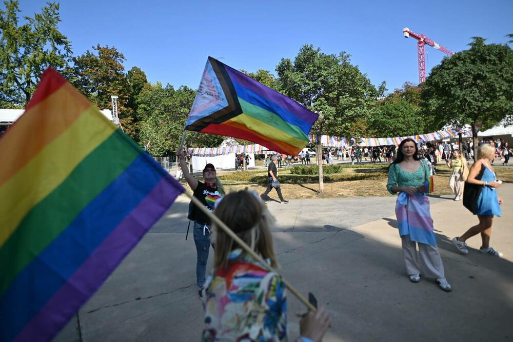 <p>Sa skupa je ponovo zatraženo usvajanje Zakona o istopolnim zajednicama i Zakona o rodnom identitetu i pravima interseks osoba, brza i adevkatna reakcija državnih organa i javna osuda predstavnika vlasti na govor mržnje i zločine motivisane mržnjom prema LGBTI+ zajednici, kao i usvajanje lokalnih akcionih planova za LGBTI+ zajednicu</p>