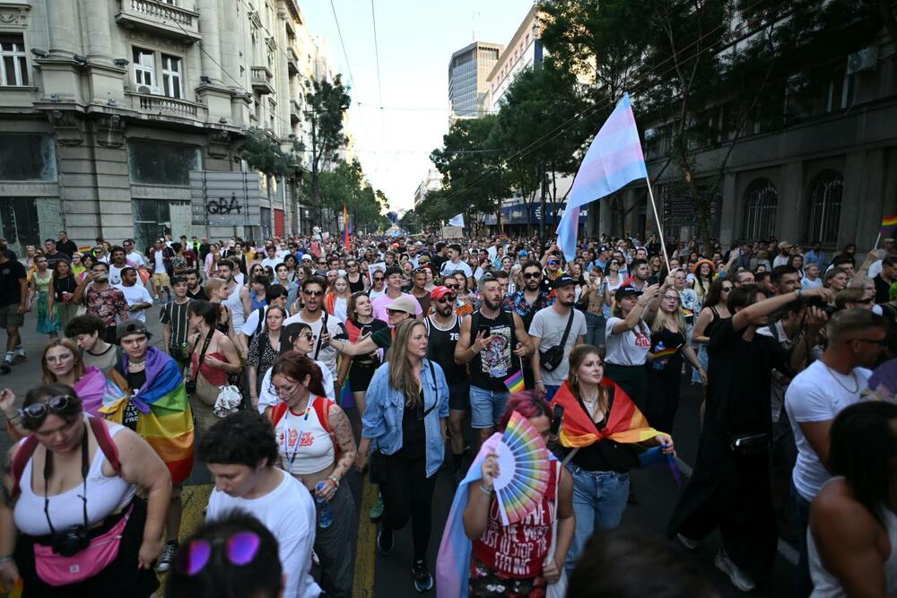 <p>Sa skupa je ponovo zatraženo usvajanje Zakona o istopolnim zajednicama i Zakona o rodnom identitetu i pravima interseks osoba, brza i adevkatna reakcija državnih organa i javna osuda predstavnika vlasti na govor mržnje i zločine motivisane mržnjom prema LGBTI+ zajednici, kao i usvajanje lokalnih akcionih planova za LGBTI+ zajednicu</p>