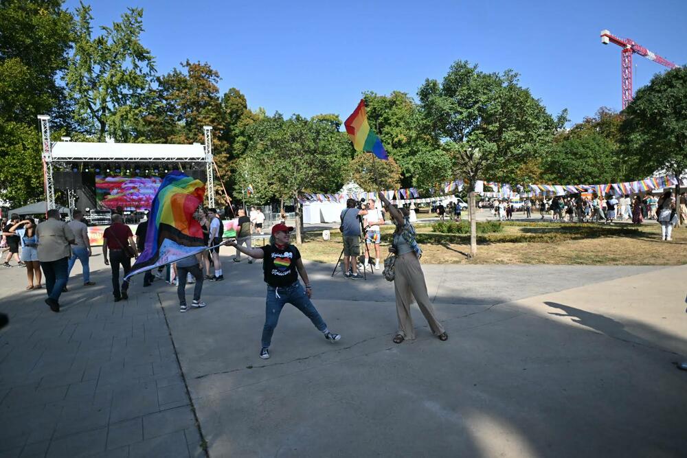 <p>Sa skupa je ponovo zatraženo usvajanje Zakona o istopolnim zajednicama i Zakona o rodnom identitetu i pravima interseks osoba, brza i adevkatna reakcija državnih organa i javna osuda predstavnika vlasti na govor mržnje i zločine motivisane mržnjom prema LGBTI+ zajednici, kao i usvajanje lokalnih akcionih planova za LGBTI+ zajednicu</p>