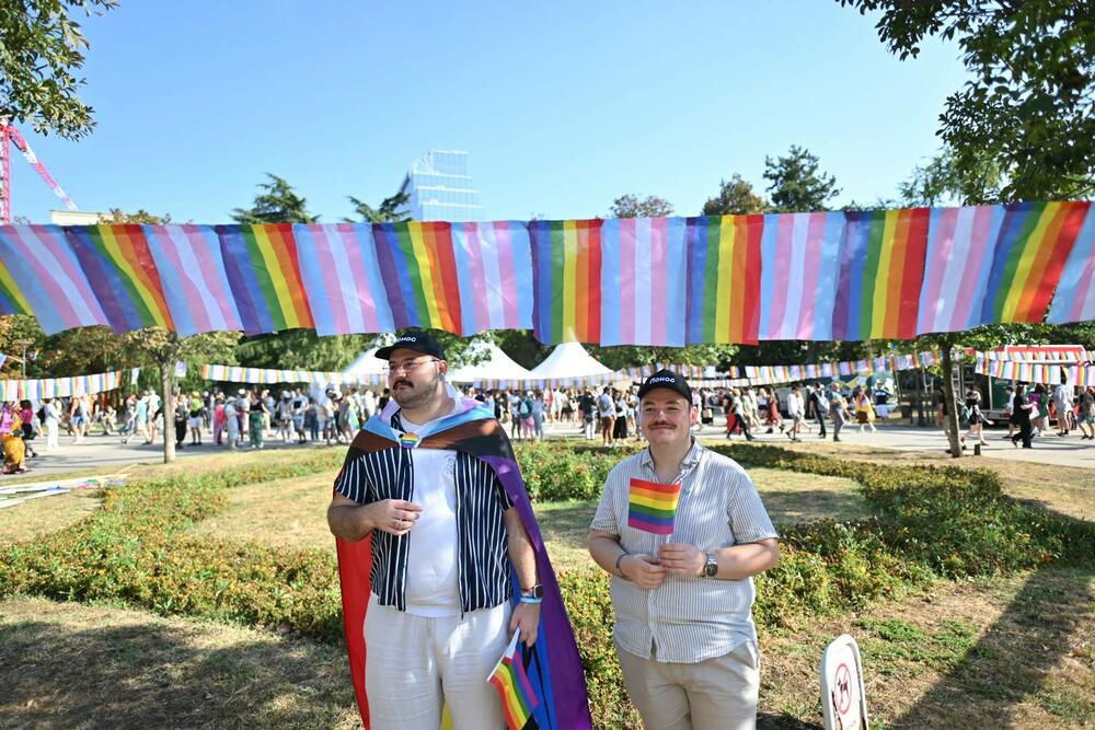 <p>Sa skupa je ponovo zatraženo usvajanje Zakona o istopolnim zajednicama i Zakona o rodnom identitetu i pravima interseks osoba, brza i adevkatna reakcija državnih organa i javna osuda predstavnika vlasti na govor mržnje i zločine motivisane mržnjom prema LGBTI+ zajednici, kao i usvajanje lokalnih akcionih planova za LGBTI+ zajednicu</p>