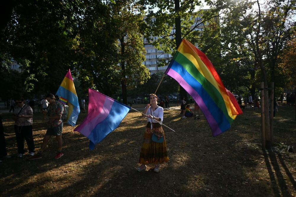 <p>Sa skupa je ponovo zatraženo usvajanje Zakona o istopolnim zajednicama i Zakona o rodnom identitetu i pravima interseks osoba, brza i adevkatna reakcija državnih organa i javna osuda predstavnika vlasti na govor mržnje i zločine motivisane mržnjom prema LGBTI+ zajednici, kao i usvajanje lokalnih akcionih planova za LGBTI+ zajednicu</p>