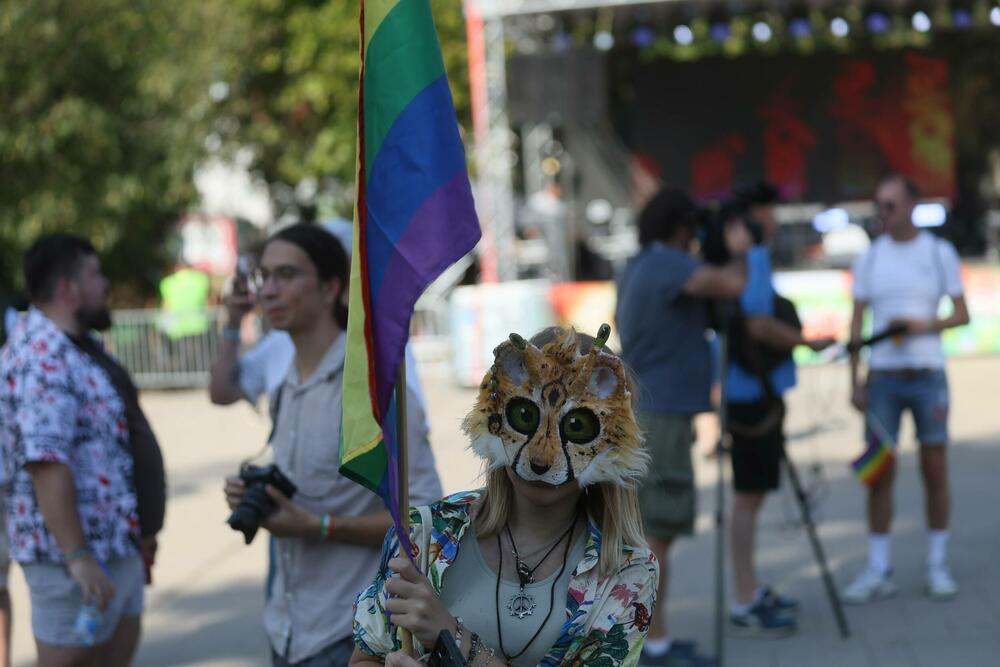 <p>Sa skupa je ponovo zatraženo usvajanje Zakona o istopolnim zajednicama i Zakona o rodnom identitetu i pravima interseks osoba, brza i adevkatna reakcija državnih organa i javna osuda predstavnika vlasti na govor mržnje i zločine motivisane mržnjom prema LGBTI+ zajednici, kao i usvajanje lokalnih akcionih planova za LGBTI+ zajednicu</p>