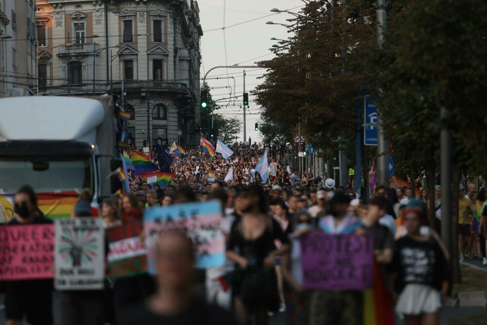 <p>Sa skupa je ponovo zatraženo usvajanje Zakona o istopolnim zajednicama i Zakona o rodnom identitetu i pravima interseks osoba, brza i adevkatna reakcija državnih organa i javna osuda predstavnika vlasti na govor mržnje i zločine motivisane mržnjom prema LGBTI+ zajednici, kao i usvajanje lokalnih akcionih planova za LGBTI+ zajednicu</p>