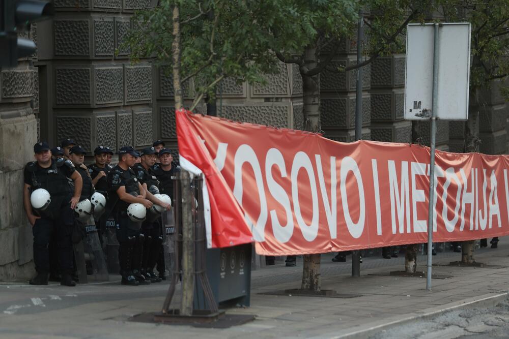 <p>Sa skupa je ponovo zatraženo usvajanje Zakona o istopolnim zajednicama i Zakona o rodnom identitetu i pravima interseks osoba, brza i adevkatna reakcija državnih organa i javna osuda predstavnika vlasti na govor mržnje i zločine motivisane mržnjom prema LGBTI+ zajednici, kao i usvajanje lokalnih akcionih planova za LGBTI+ zajednicu</p>