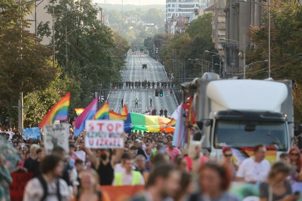 <p>Sa skupa je ponovo zatraženo usvajanje Zakona o istopolnim zajednicama i Zakona o rodnom identitetu i pravima interseks osoba, brza i adevkatna reakcija državnih organa i javna osuda predstavnika vlasti na govor mržnje i zločine motivisane mržnjom prema LGBTI+ zajednici, kao i usvajanje lokalnih akcionih planova za LGBTI+ zajednicu</p>