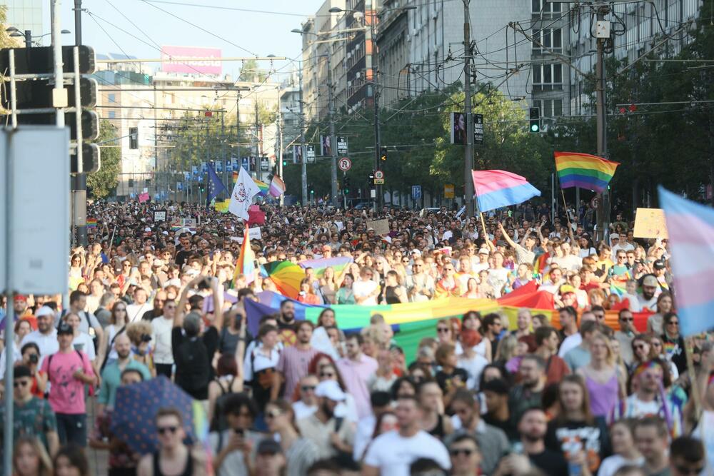 <p>Sa skupa je ponovo zatraženo usvajanje Zakona o istopolnim zajednicama i Zakona o rodnom identitetu i pravima interseks osoba, brza i adevkatna reakcija državnih organa i javna osuda predstavnika vlasti na govor mržnje i zločine motivisane mržnjom prema LGBTI+ zajednici, kao i usvajanje lokalnih akcionih planova za LGBTI+ zajednicu</p>