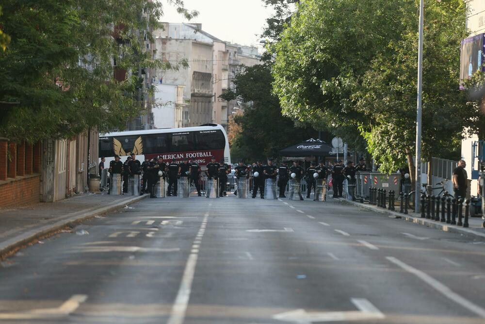 <p>Sa skupa je ponovo zatraženo usvajanje Zakona o istopolnim zajednicama i Zakona o rodnom identitetu i pravima interseks osoba, brza i adevkatna reakcija državnih organa i javna osuda predstavnika vlasti na govor mržnje i zločine motivisane mržnjom prema LGBTI+ zajednici, kao i usvajanje lokalnih akcionih planova za LGBTI+ zajednicu</p>