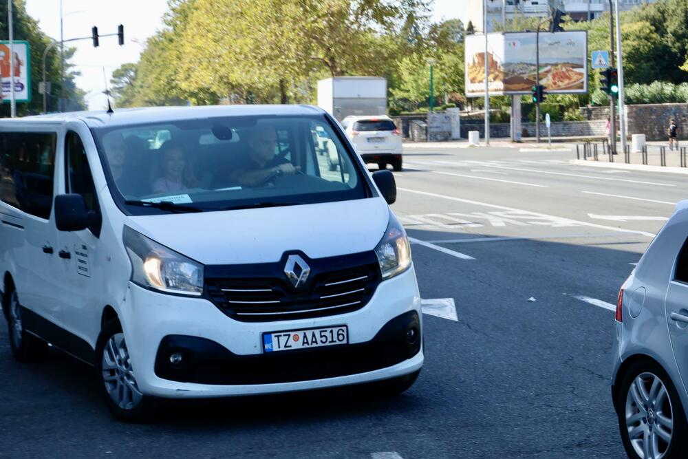 <p>"Imali smo primjedbu i iz Bloka VI da autobus na toj relaciji saobraća svega do Pravnog fakulteta pa moramo napraviti ekstenziju te linije do Gimnazije", kazao je Abdić</p>