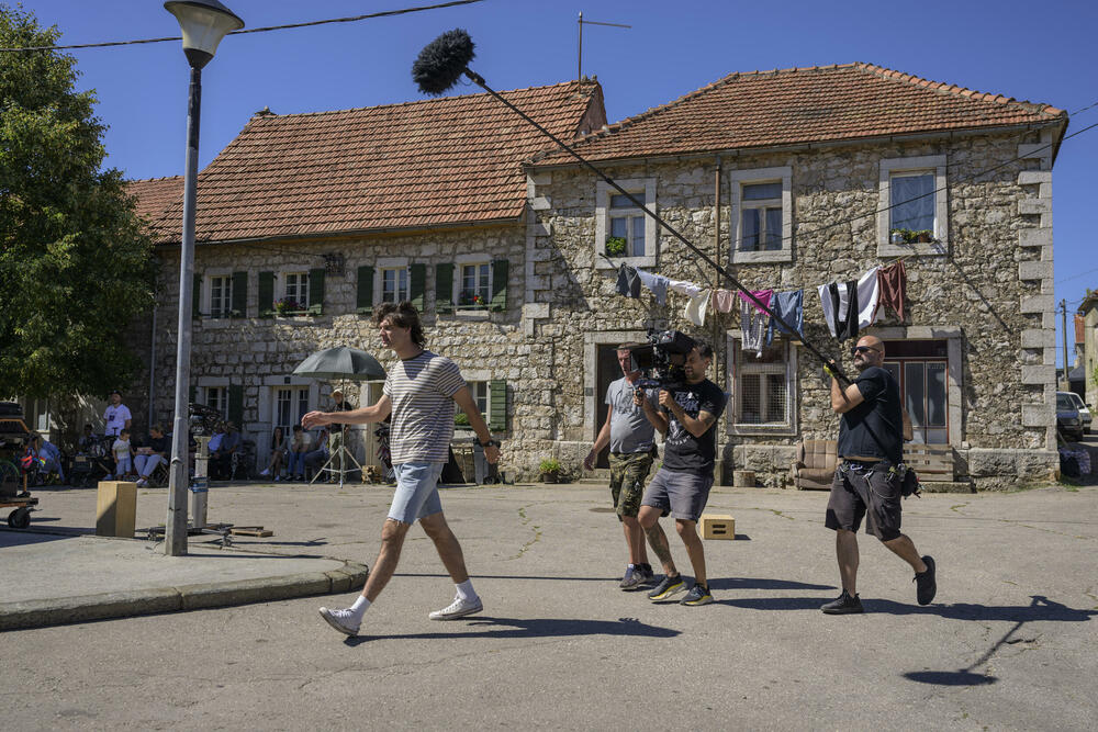 <p>Serija o ljubavi mlade Hrvatice i Srbina u haotičnom vremenu, već dva mjeseca se snima u Nikšiću i njegovoj okolini, a polako se i privodi kraju. Tim povodom za “Vijesti” su o “Tvrđavi” govorili reditelj Saša Hajduković i kreator serije Mirko Stojković</p>