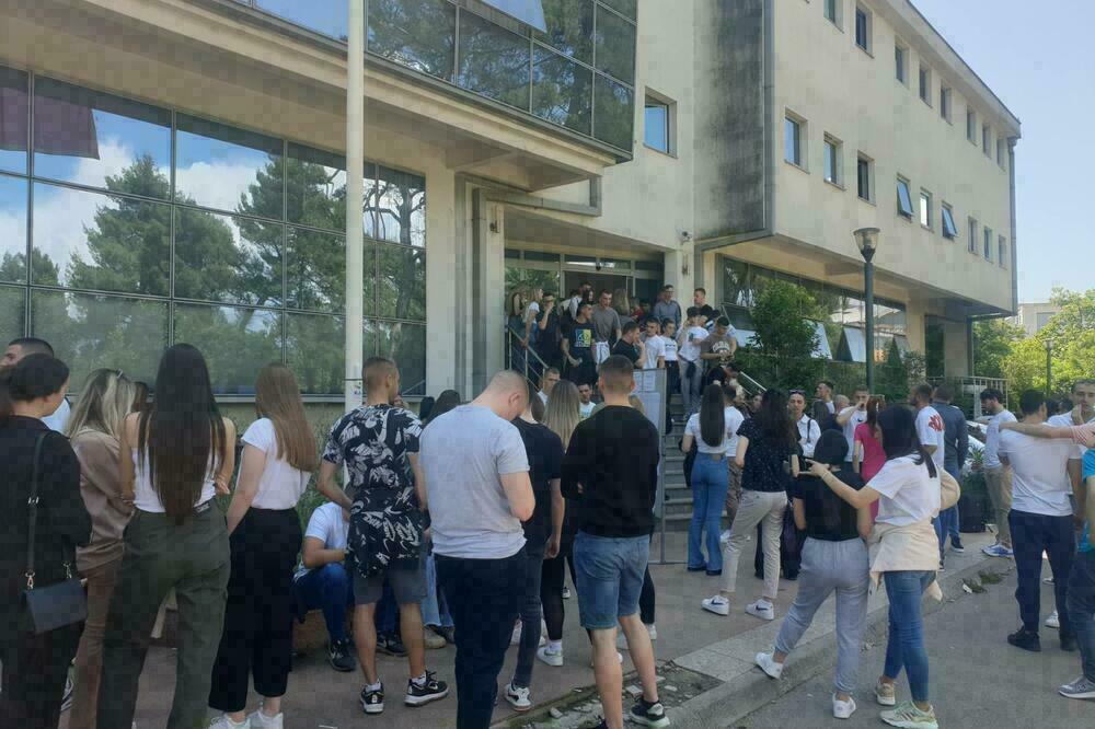 Prošlogodišnji protest maturanata i njihovih roditelja ispred Ministarstva zbog nula bodova na testu, Foto: Divna Marković