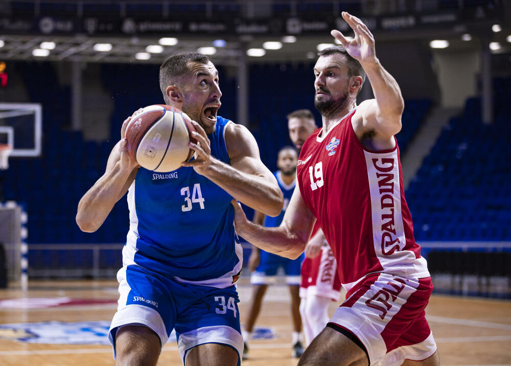 Nikolić in a duel with Kamenjaš in a friendly match against Budućnost Volija