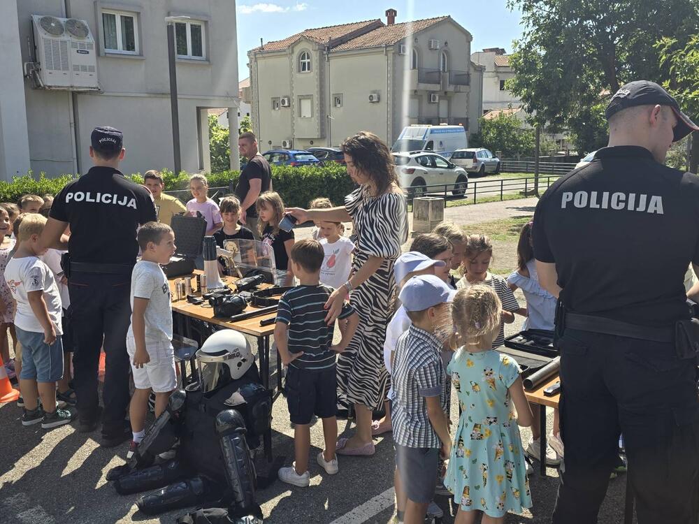 <p>"Jedan od ciljeva Ministarstva unutrašnjih poslova i Uprave policije je intezivna komunikacija sa građanima, kao i prilika da se građani neposrednije upoznaju sa sredstva, opremom i radom MUP-a"</p>