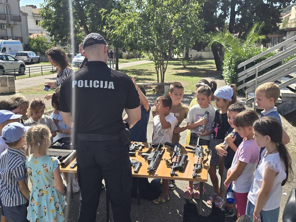 <p>"Jedan od ciljeva Ministarstva unutrašnjih poslova i Uprave policije je intezivna komunikacija sa građanima, kao i prilika da se građani neposrednije upoznaju sa sredstva, opremom i radom MUP-a"</p>