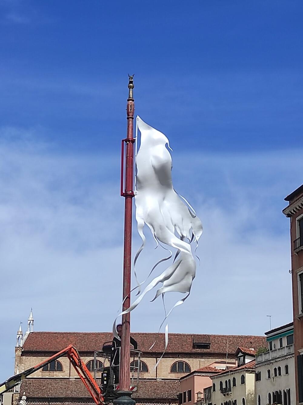 Sa postavljanja rada u Veneciji