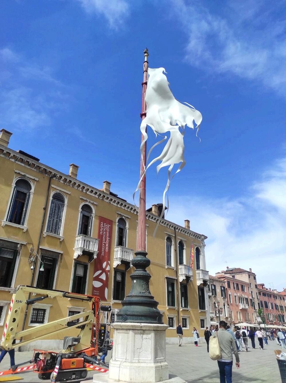 Sa postavljanja rada u Veneciji