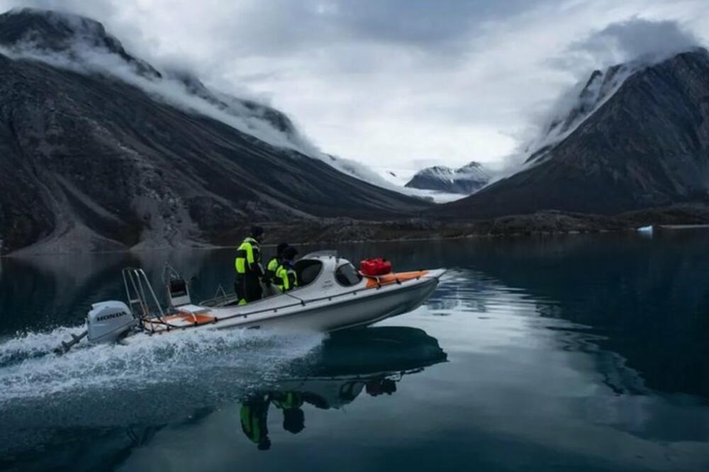 Naučnici čamcem obilaze fjord na istoku Grenlanda, Foto: Jeff Kirby