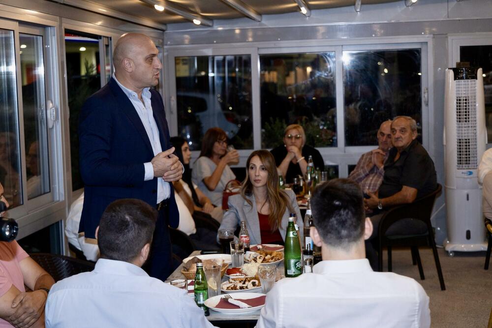 <p>Abdić je obećao da će u njegovom mandatu biti realizovan i projekat izgradnje Zapadne obilaznice od kružnog toka na Komanskom mostu do kružnog toka kod salona namještaja Grand u Donjoj Gorici</p>