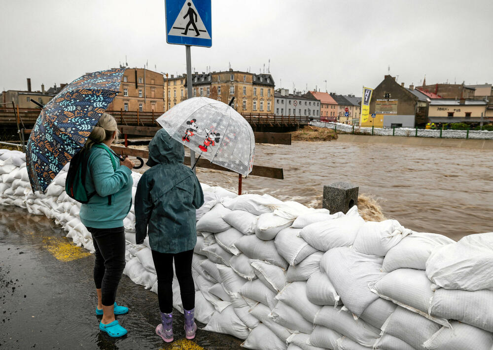 <p>U obje zemlje otkazuju se masovno manifestacije, u Češkoj su stranke prekinule kampanju pred jesenje regionalne izbore i za trećinu Senata parlamenta. Zbog vlažnog tla i pada drveća usljed vjetra zatvoreni su i neki od gradskih parkova, groblja, Zoološki vrt u Pragu a poljski grad Vroclav koji je najviše stradao u poplavama 1997. godine otkazao je sve manifestacije</p>