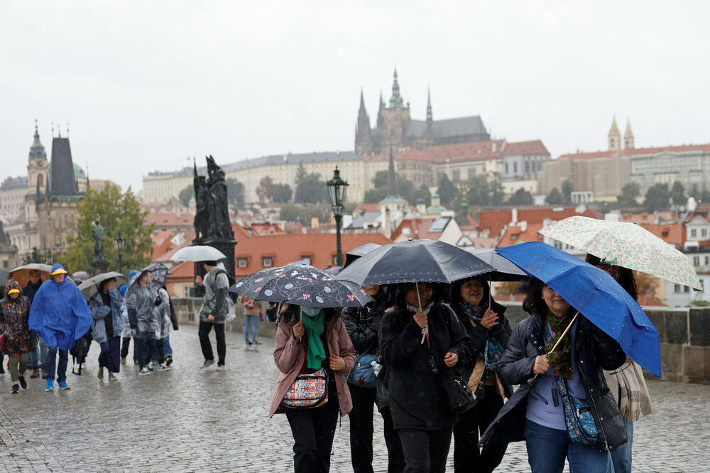 <p>U obje zemlje otkazuju se masovno manifestacije, u Češkoj su stranke prekinule kampanju pred jesenje regionalne izbore i za trećinu Senata parlamenta. Zbog vlažnog tla i pada drveća usljed vjetra zatvoreni su i neki od gradskih parkova, groblja, Zoološki vrt u Pragu a poljski grad Vroclav koji je najviše stradao u poplavama 1997. godine otkazao je sve manifestacije</p>