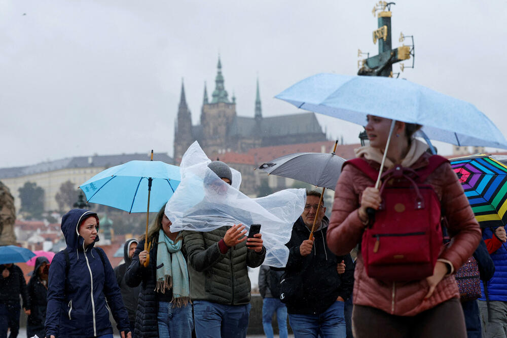 <p>U obje zemlje otkazuju se masovno manifestacije, u Češkoj su stranke prekinule kampanju pred jesenje regionalne izbore i za trećinu Senata parlamenta. Zbog vlažnog tla i pada drveća usljed vjetra zatvoreni su i neki od gradskih parkova, groblja, Zoološki vrt u Pragu a poljski grad Vroclav koji je najviše stradao u poplavama 1997. godine otkazao je sve manifestacije</p>