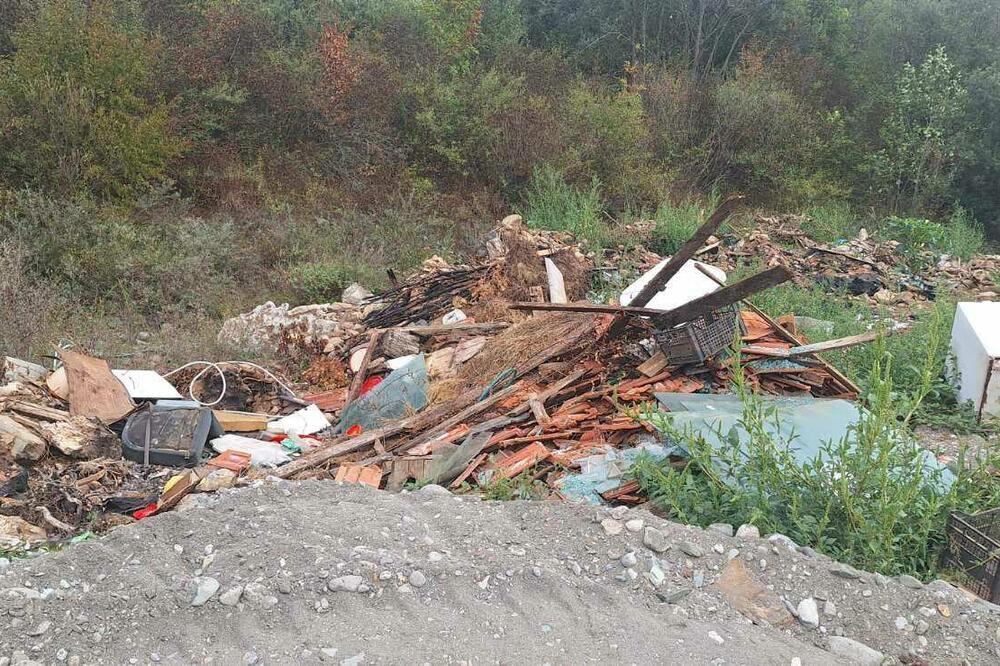 Jedna od divljih deponija u Mojkovcu, Foto: Komunalno preduzeće