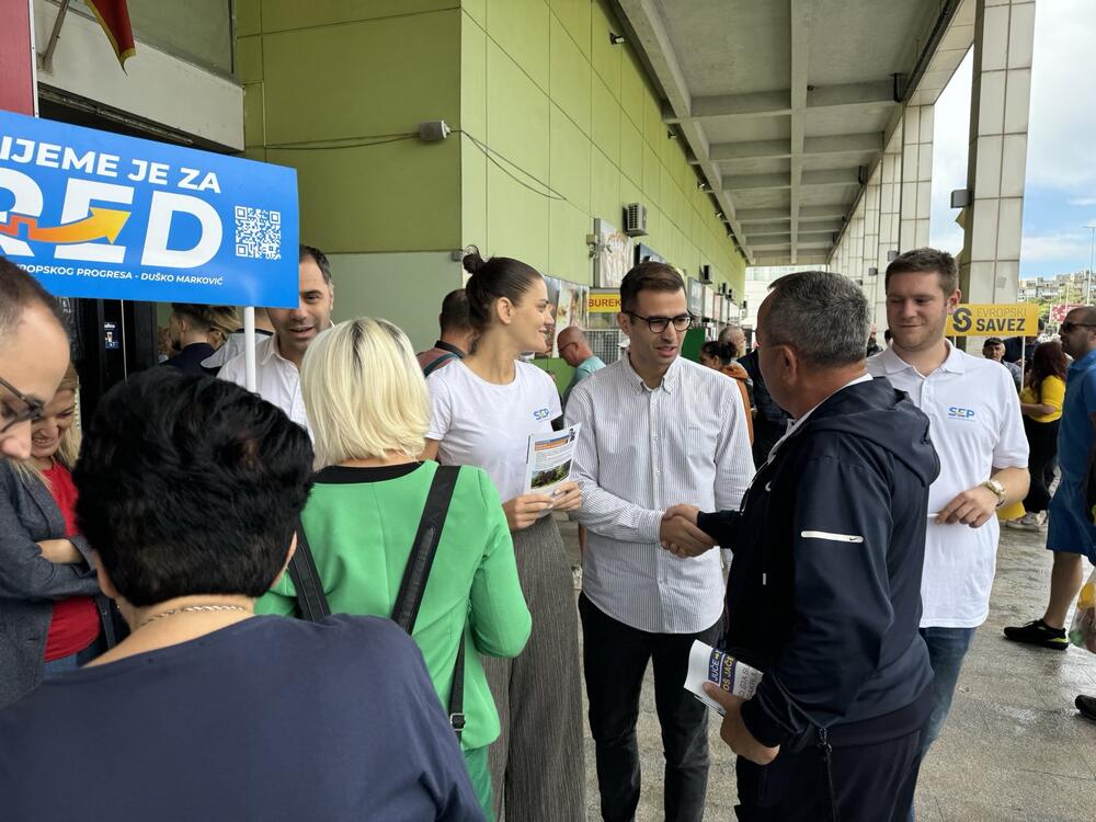 <p>"Mi ćemo, kada nakon 29. septembra budemo u prilici, podići higijenu na gradskim pijacama na najviši nivo. Zdravlje građana je najvažnije", rekao je lija Mugoša, nosilac Izborne liste "Vrijeme je za red – Stranka evropskog progresa – Duško Marković".</p>